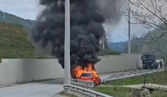 O maşină a izbucnit în flăcări în mers, pe un drum judeţean din Bistrița-Năsăud. În doar câteva secunde autoturismul s-a aprins ca o torţă