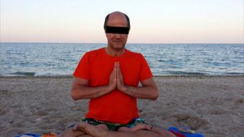 Instructorul yoga Eugen Mirtz, săltat de mascaţi. Cum ar fi racolat discipolul lui Bivolaru tinere, pe care le-a păcălit să facă videochat