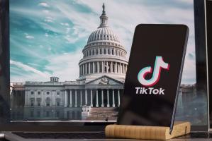 Americanii interzic TikTok, îngrijorați de manipulare și spionaj. Chinezii susțin că au "Constituția SUA" de partea lor