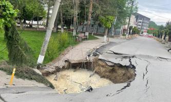 Craterul din Slănic Prahova: noi evacuări după ce strada s-a surpat misterios. Oamenii, avertizaţi prin mesaje RO-Alert