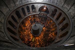 Ce este Sfânta Lumină de la Ierusalim. Focul se aprinde, an de an, la data şi loc fix, în acelaşi mod