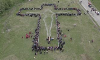 Sute de oameni au format o cruce impresionantă, de peste 50 de metri, în munţii Vâlcan din Hunedoara. Credincioşii au refăcut drumul lui Iisus