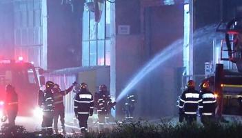 Incendiu puternic, noaptea trecută, la o fabrică din Bucureşti. Un rezervor de oxigen a fost la un pas de explozie