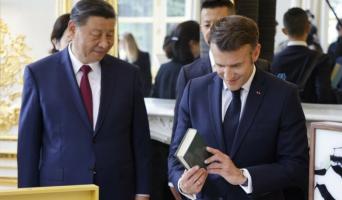 Xi Jinping pleacă din Franţa cu o vază, cognac şi două lucrări de Victor Hugo. Ce i-a cerut Macron liderului de la Beijing 