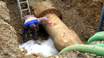 Peste 15.000 de târgujieni primesc apă cu cisterna. Nordul oraşului a rămas pe uscat, după ce conducta veche de 65 de ani a cedat