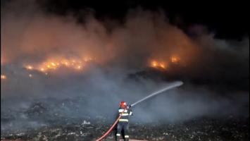 Incendiu uriaş la o groapă de gunoi din Galaţi. Localnicii s-au închis în case din cauza norului de fum toxic