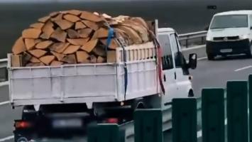 Şofer inconştient pe autostrada A7. A fost filmat când conducea pe contrasens un camion încărcat cu lemne