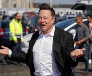 Elon Musk anunţă că maşinile nu mai sunt prioritatea Tesla în 2022. Ce este Optimus, 
