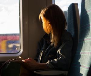 O tânără din Craiova, hărțuită sexual de un controlor într-un tren CFR. M-a înghesuit spre geam și a încercat lucruri greu de descris în cuvinte