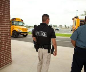 Atac armat la o şcoală primară din Texas. 14  elevi şi o profesoară, ucişi de un tânăr de 18 ani