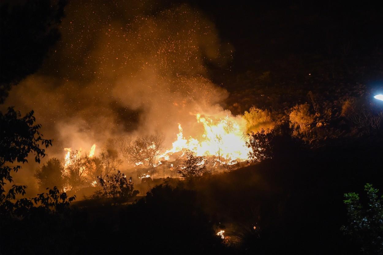 Situazione catastrofica in Italia: centinaia di persone evacuate dagli incendi boschivi ed esplosioni di serbatoi di gas liquefatto