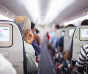 Noua regulă impusă de patru mari companii aeriene pentru pasageri. Însoţitorii de bord nu îi vor primi în avion dacă nu o respectă