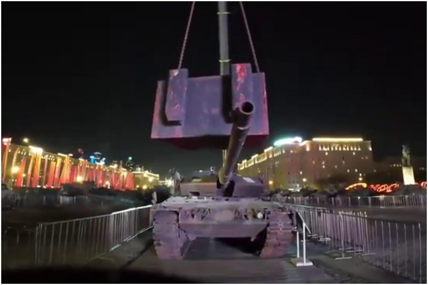 zeci-de-trofee-nato-capturate-n-ucraina-expuse-la-moscova-momentul-n-care-ru-ii-rup-tunurile-la-dou-tancuri-leopard-i-abrams-pentru-a-le-umili